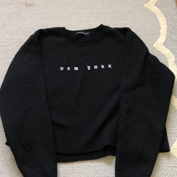 Brandy Melville Sweaters - brandy melville cropped new york sweatshirt